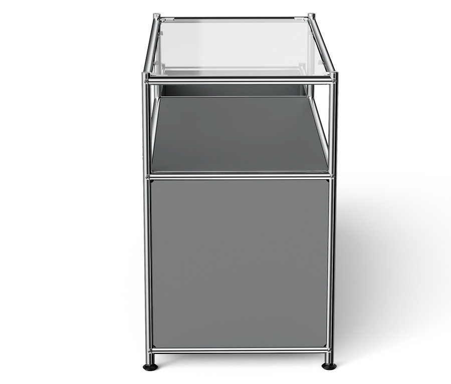 Étagère grise avec plateau en verre et cadre chromé.