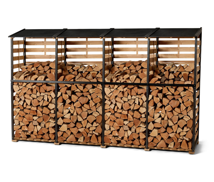 Abri à bois avec une pile de bois de chauffage.