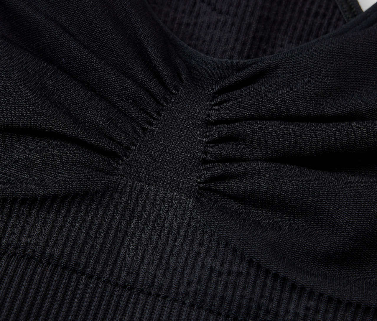 Gros plan sur un soutien-gorge de sport noir texturé.