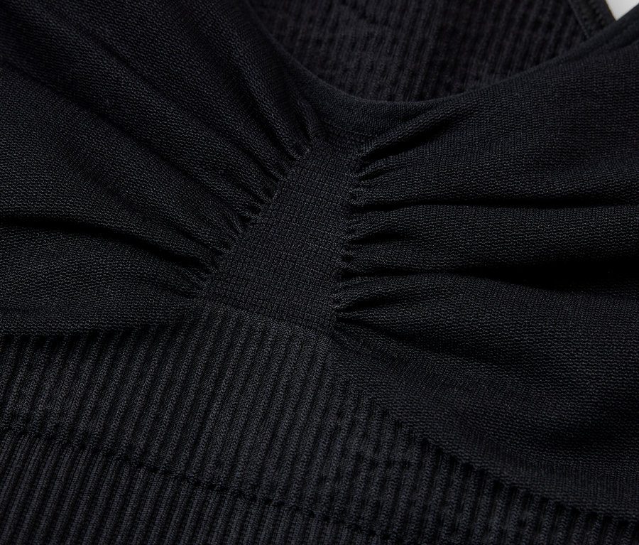 Gros plan sur un soutien-gorge de sport noir texturé.