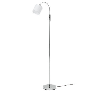 Lampadaire avec abat-jour blanc et structure chromée.