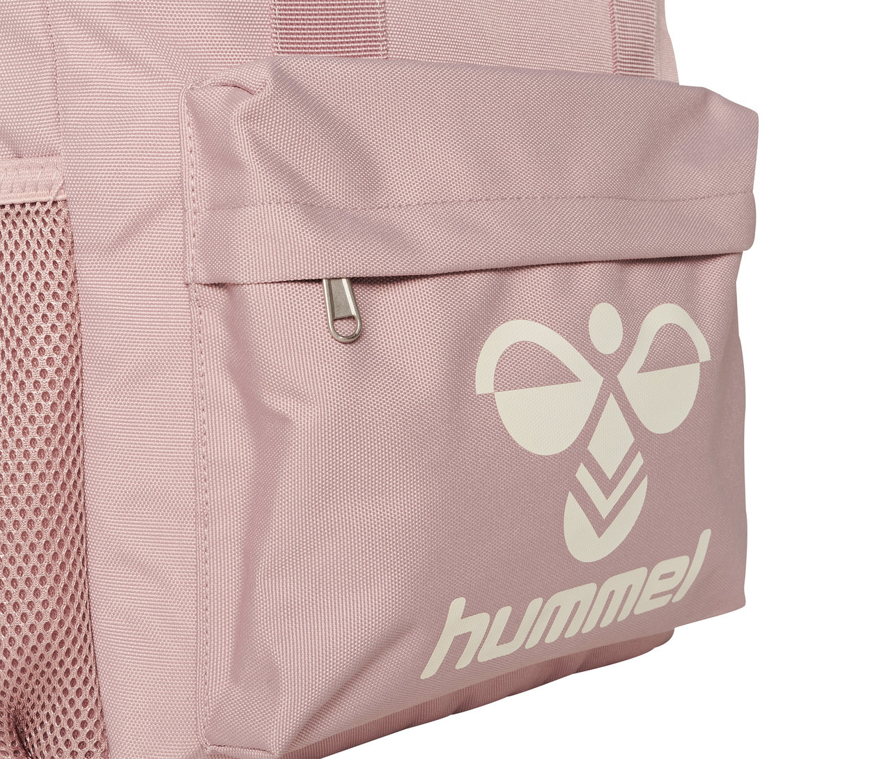 Gros plan d'un sac à dos rose HUMMEL HMLJAZZ avec un logo blanc.