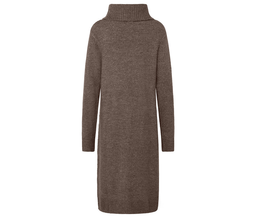 Robe en maille marron à col roulé et manches longues.