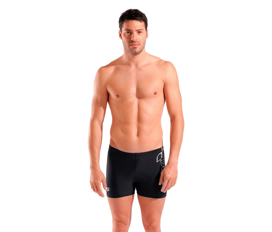 Homme torse nu posant en maillot de bain arena Scratchy, noir.