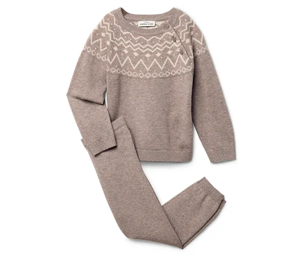 Pull marron à manches longues et pantalon marron.