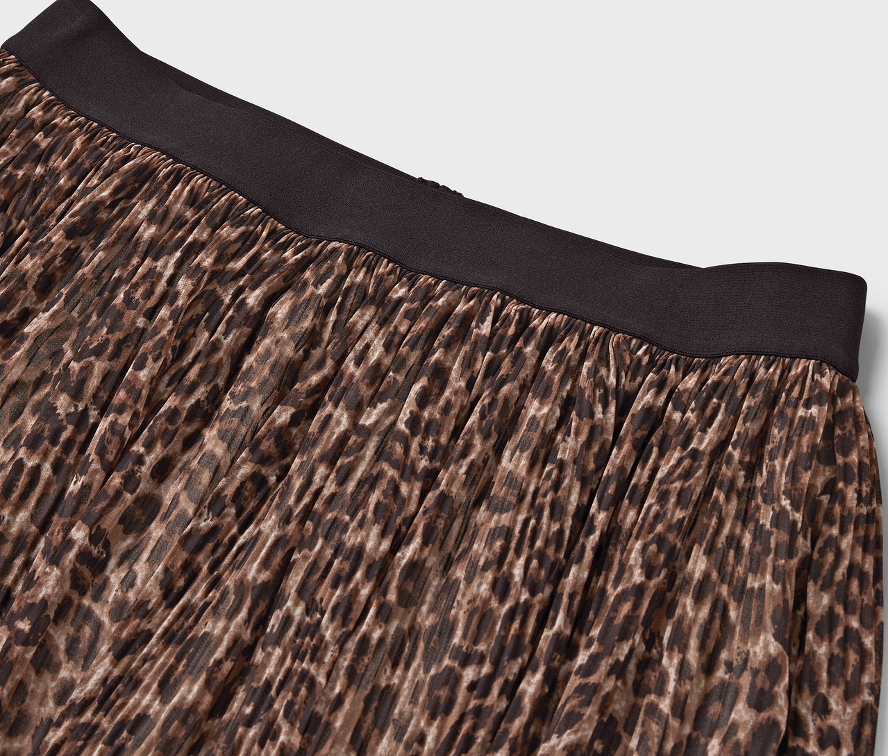 Détail d'une jupe marron à motif animalier avec une ceinture noire.