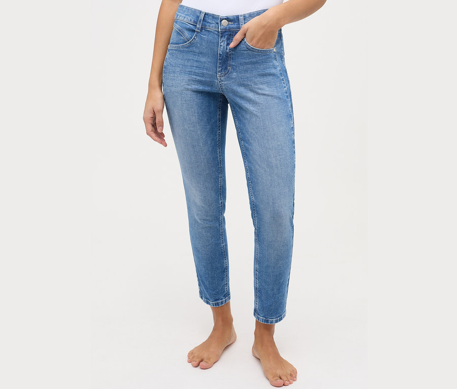 Une femme porte un jean Angels «
Aornealla Seam
A» Slim Fit 7/8, bleu clair.