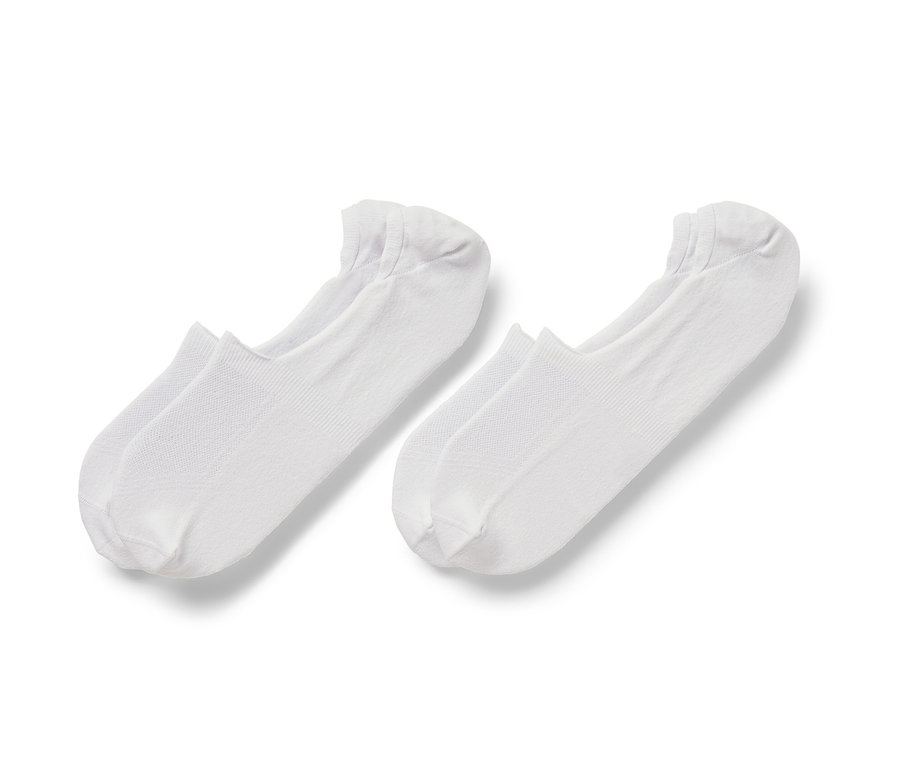 Deux paires de socquettes de sport blanches sur fond blanc.