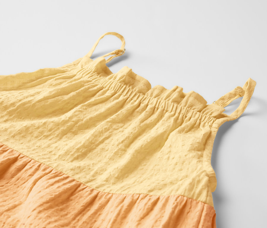 Gros plan sur une robe tissée pour enfant.