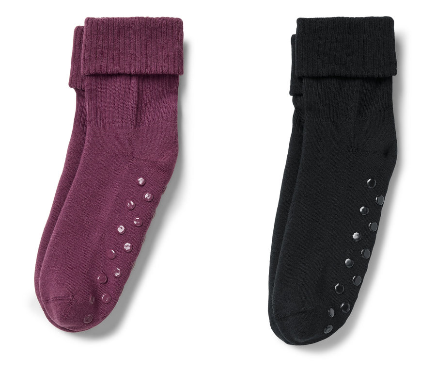 Deux paires de chaussettes : une paire bordeaux et une paire noire, toutes deux avec des éléments antidérapants.