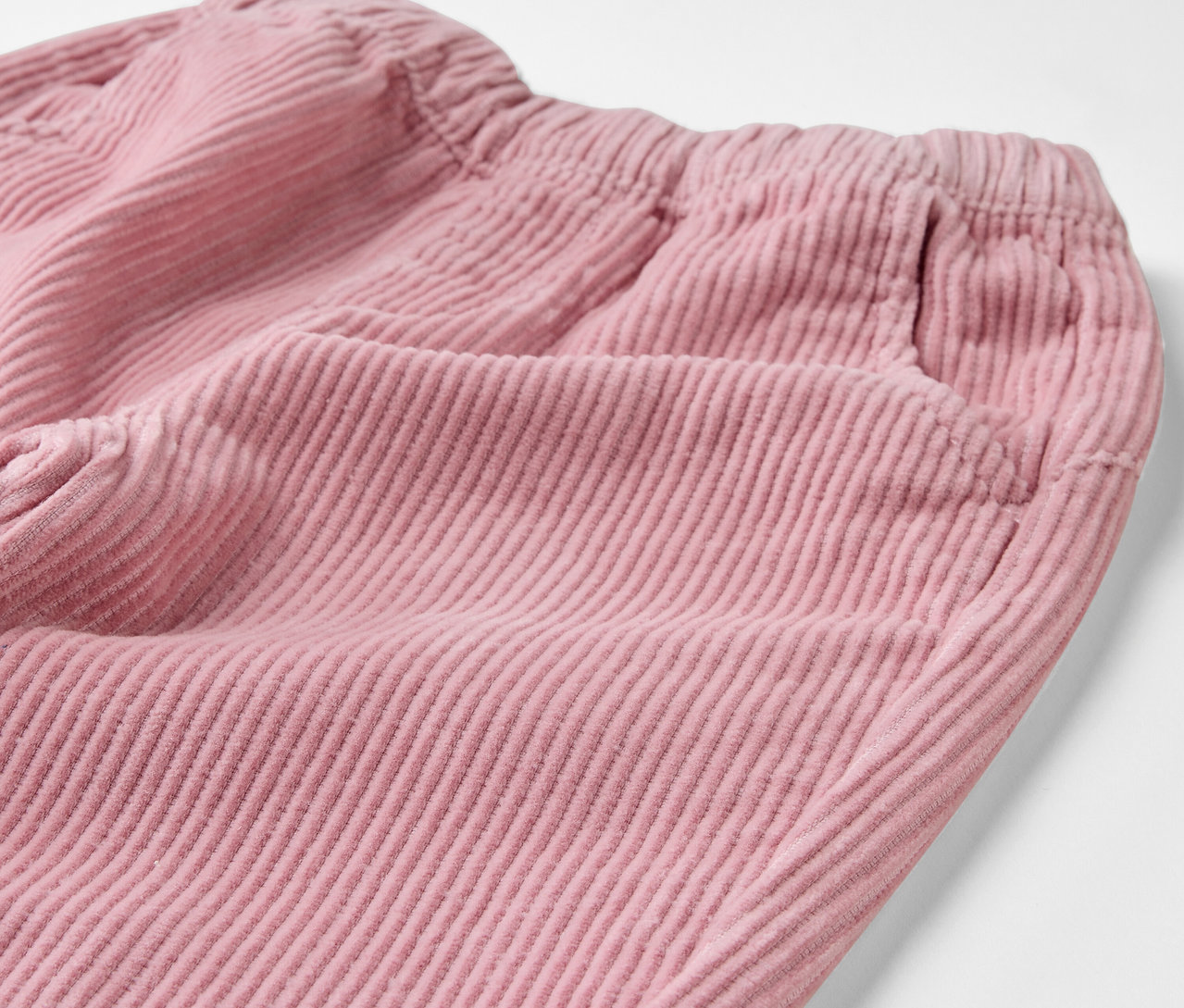 Détail d'un pantalon à enfiler pour enfants – Coupe «
Mika
», vieux rose.