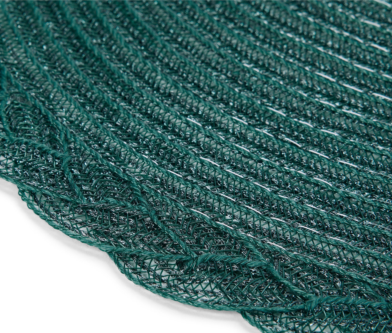 Gros plan d'un napperon crocheté vert foncé avec un bord ondulé.