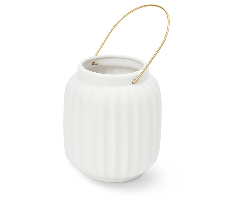 Vase en céramique blanche avec une surface rainurée et une anse dorée.