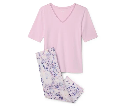 T-shirt rose à manches courtes et pantalon à fleurs violettes.