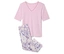 T-shirt rose à manches courtes et pantalon à fleurs violettes.