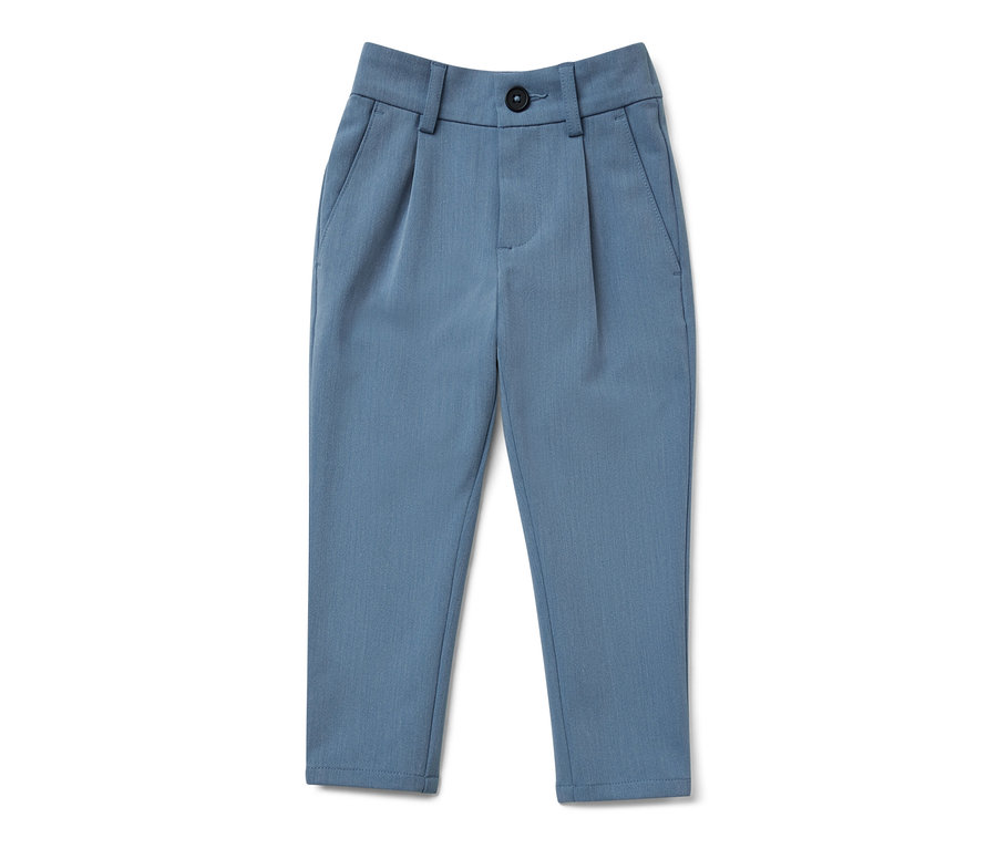 Un pantalon chino bleu pour enfant est posé sur un fond blanc.