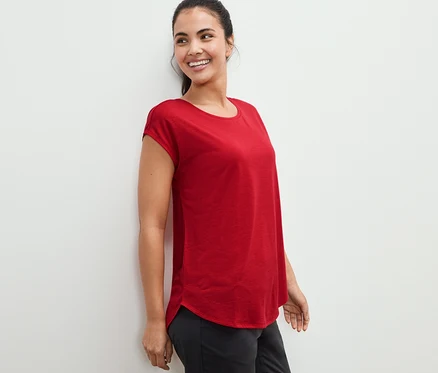 Femme portant un t-shirt de sport rouge.