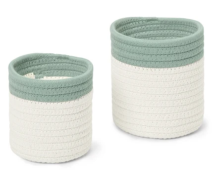 Deux paniers de rangement, un plus petit, un plus grand, tous deux en coton blanc et vert clair.