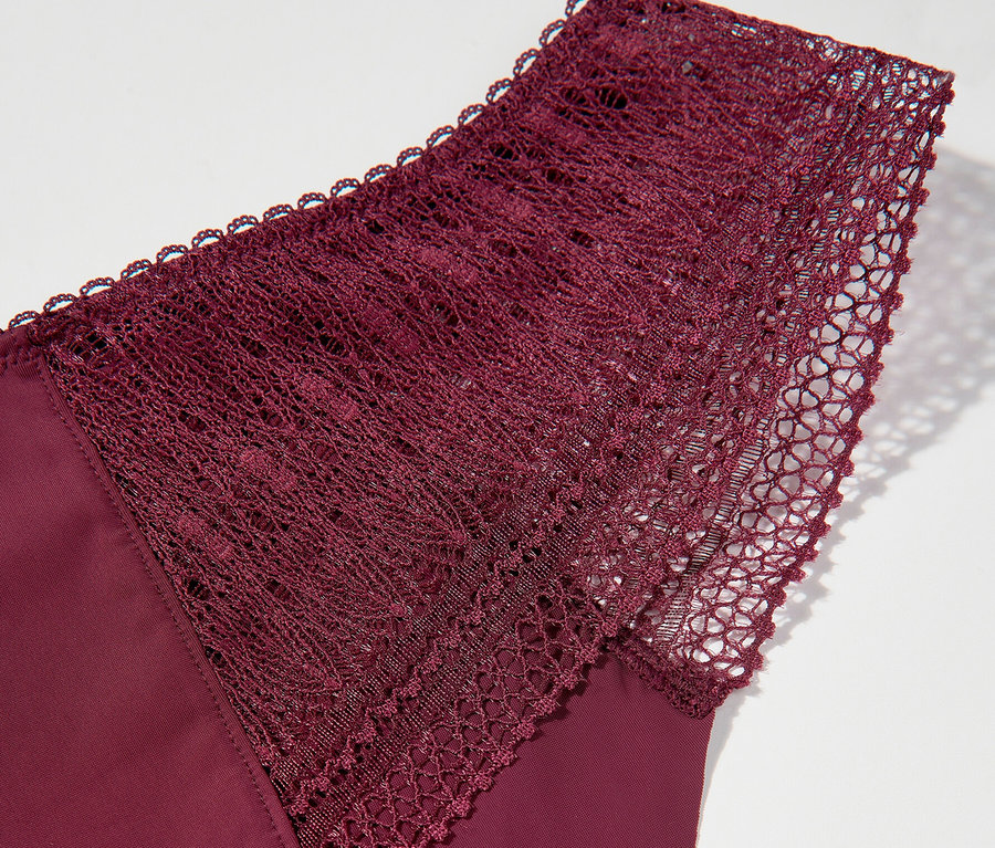 Détail d'un slip Passionata « Leila » bordeaux avec de la dentelle.
