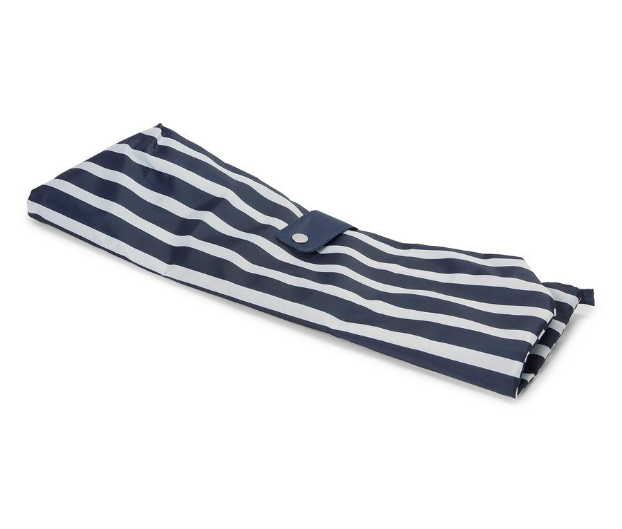 Sac plié rayé avec fermeture à bouton.