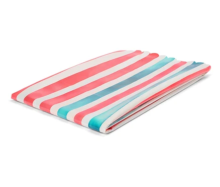 Serviette de bain rayée rouge, blanche et bleue, pliée sur un fond blanc.