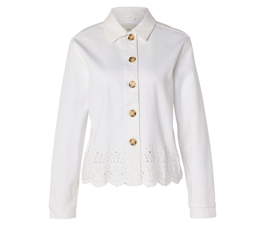 Chemise blanche à manches longues et boutons.