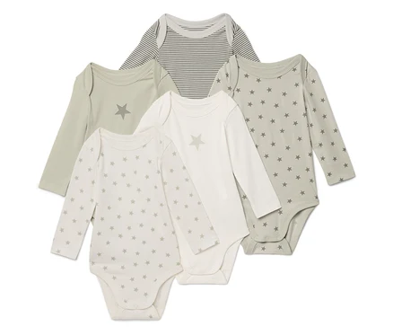 Cinq bodies à manches longues pour bébé de différentes couleurs et motifs sont posés les uns sur les autres.