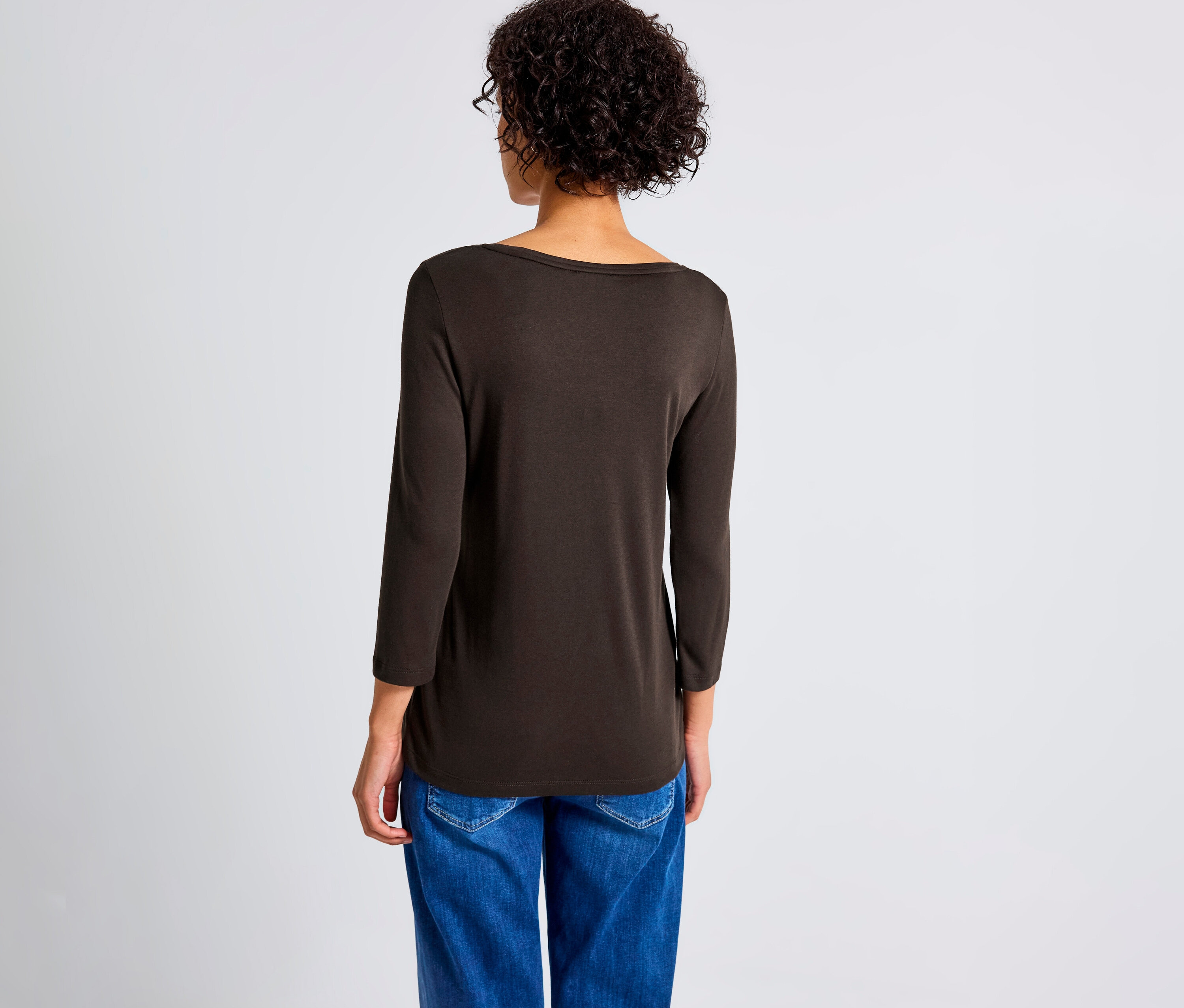 Vue arrière d'une femme portant un maillot 3/4 marron avec détail bouton Street One et un jean bleu.