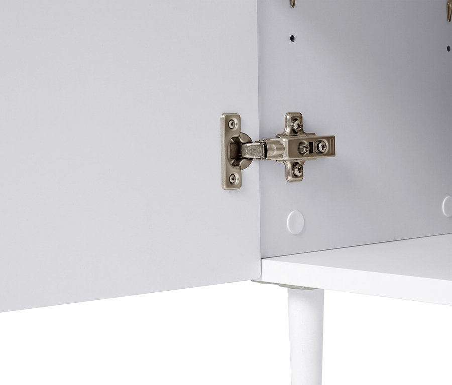 Gros plan d'une armoire avec une porte blanche ouverte et une charnière argentée.