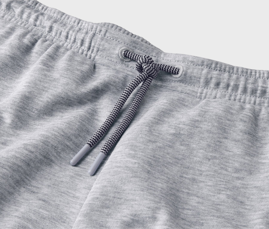 Gros plan sur un short gris avec cordon de serrage.