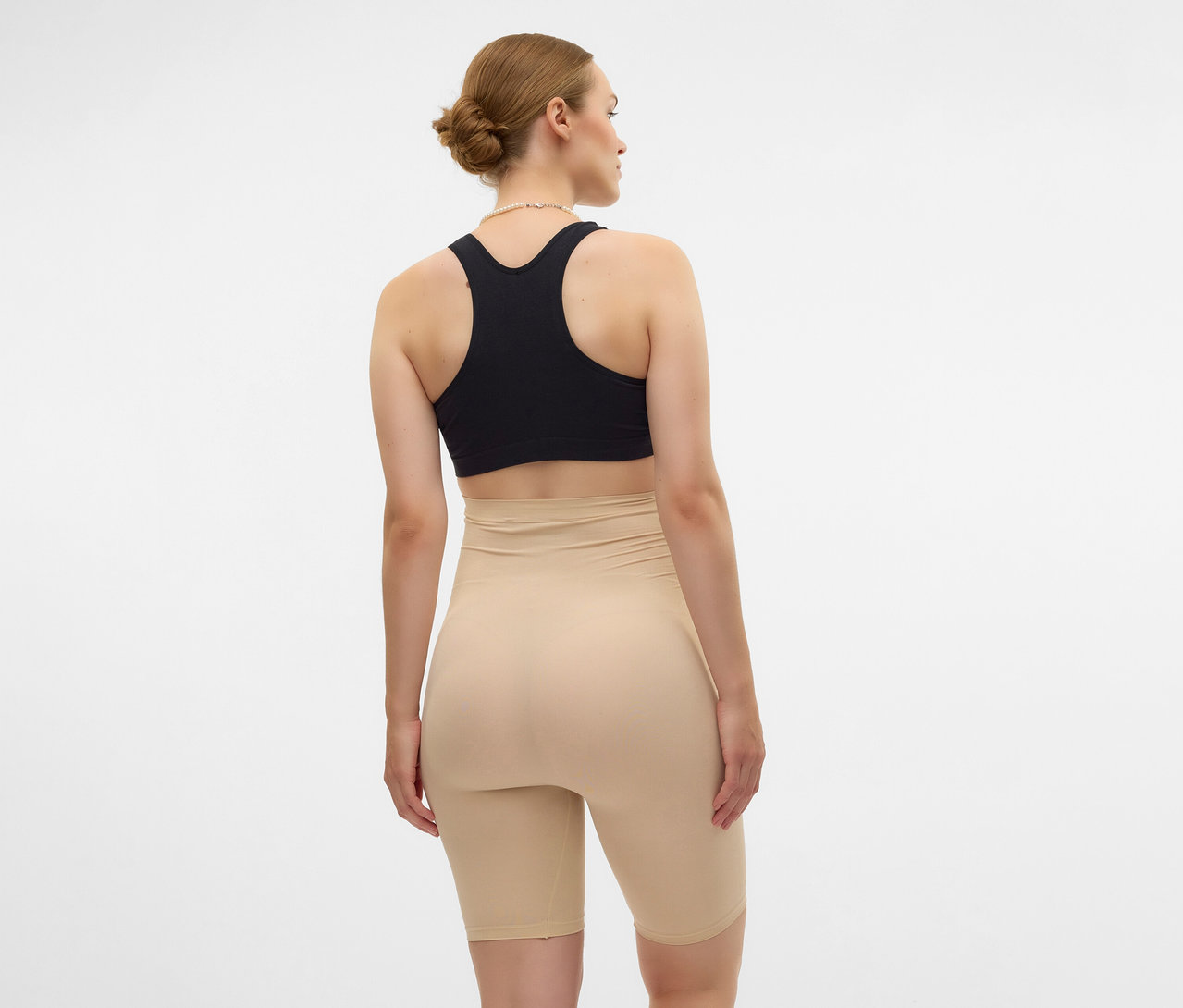 Femme vue de dos portant un soutien-gorge de sport noir et un Skinny Short MAMALICIOUS «
MLTIA JEANNE
», noir.