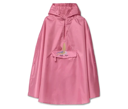 Poncho de pluie rose avec capuche et motif de licorne sur la poche.