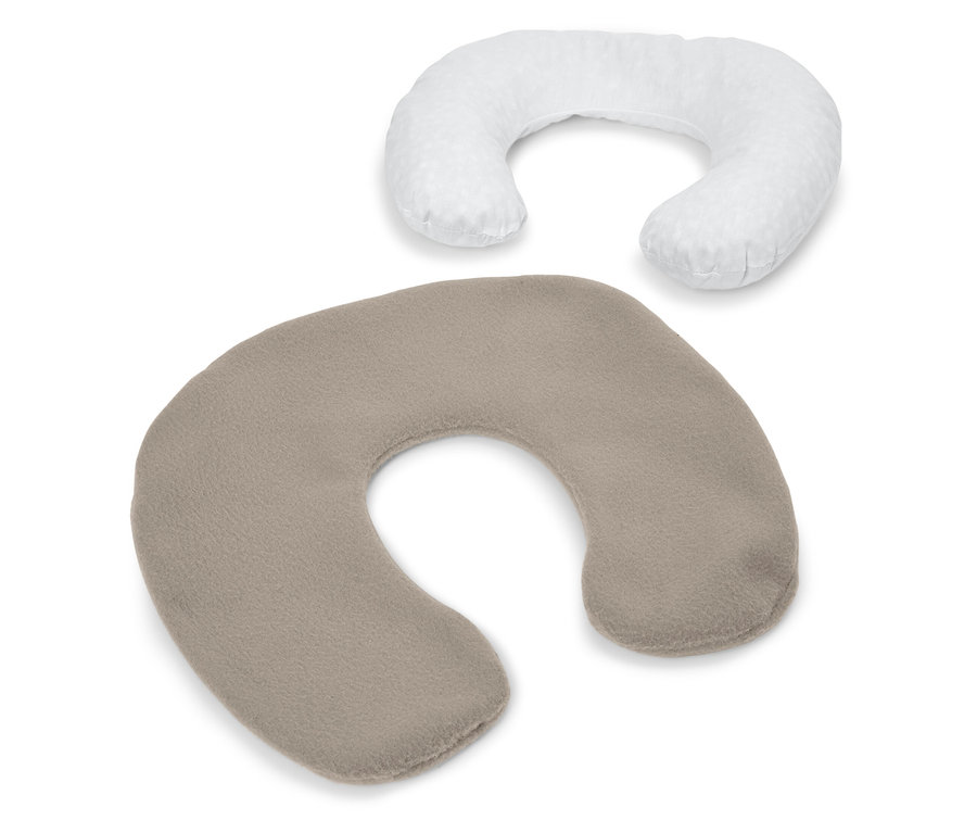 Un coussin de voyage gris et un blanc sont posés sur un fond blanc.