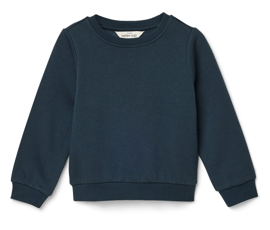 Un pull bleu pour enfant posé sur un fond blanc.