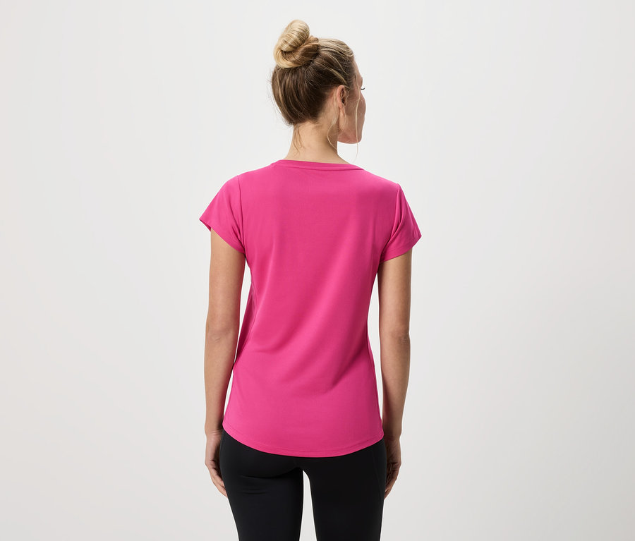 Vue de dos d'une femme avec un chignon portant un t-shirt rose et un legging noir.