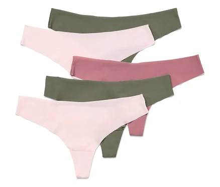 Cinq strings de couleur rose, vieux rose et vert olive sont superposés.