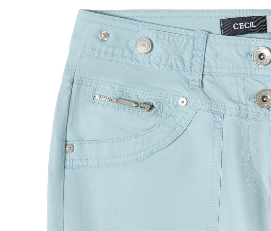 Gros plan sur le pantalon 3/4 Cecil «
New York
» bleu clair avec poche zippée et boutons.