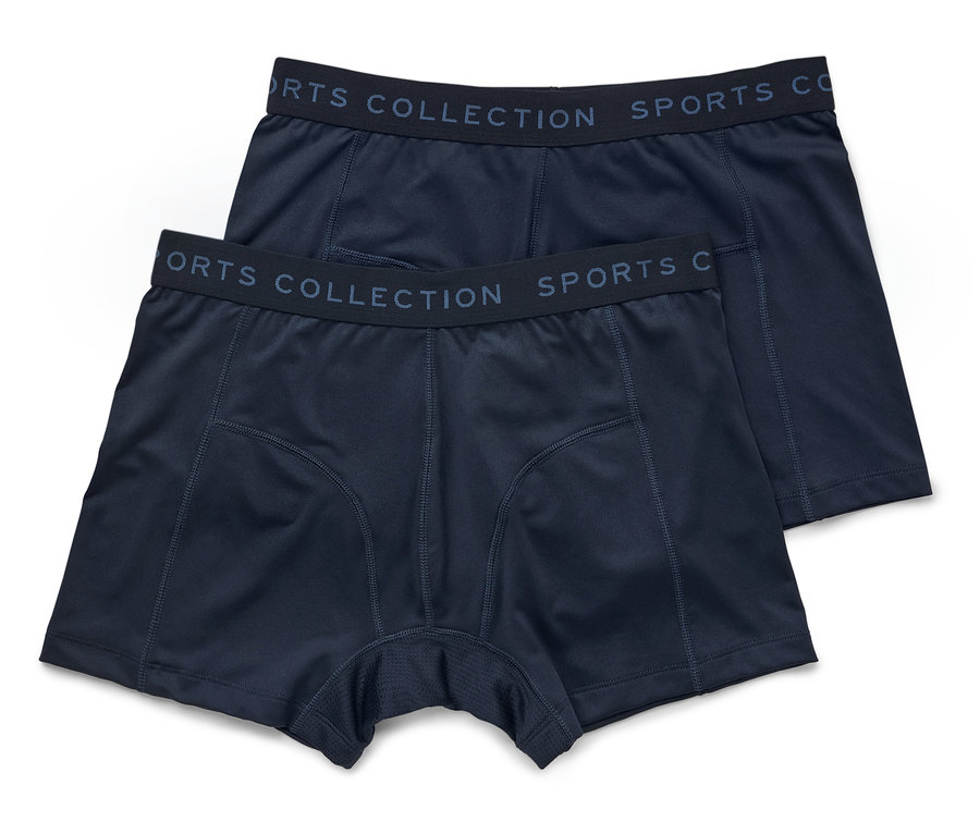 Deux boxers bleu marine superposés, avec l'inscription "SPORTS COLLECTION SPORTS CO" sur la ceinture.