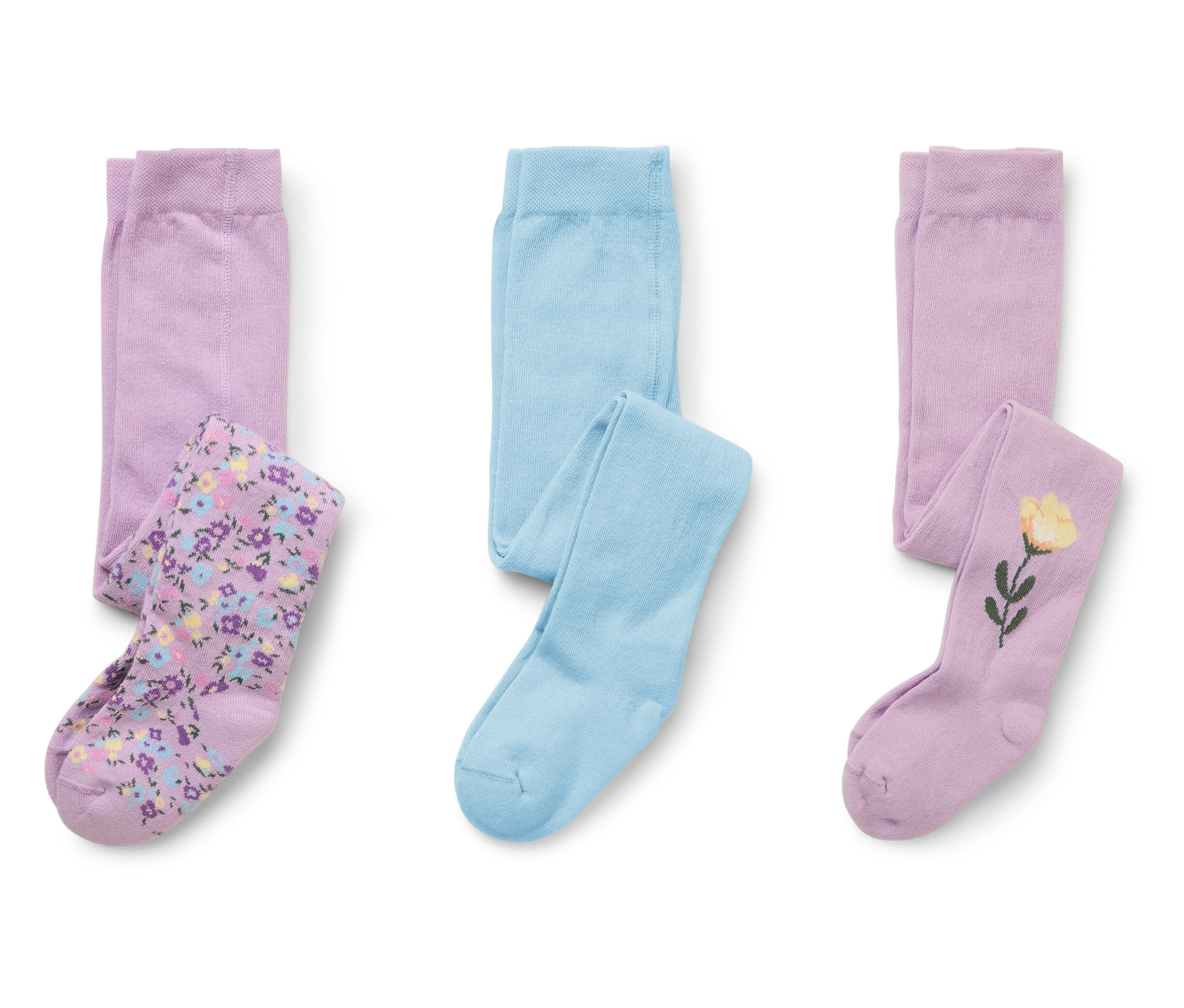 Trois paires de collants pour enfants sont posées sur un fond blanc. Une paire est bleu clair, une paire est violette avec un motif floral et une paire est violette avec une fleur jaune.