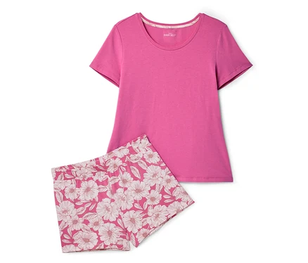 Ensemble pyjama shorty rose vif, composé d'un t-shirt et d'un short à fleurs.