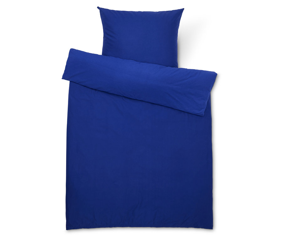 Ensemble de literie bleu comprenant une taie d'oreiller et une housse de couette.