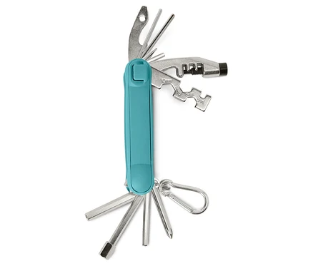 Gros plan d'un outil multifonction avec un manche bleu et divers outils en acier inoxydable, notamment des tournevis, des clés Allen et un dérive-chaîne, sur un fond blanc.