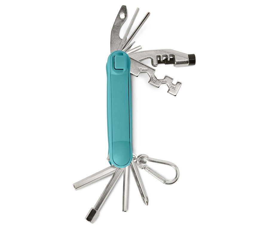 Gros plan d'un outil multifonction avec un manche bleu et divers outils en acier inoxydable, notamment des tournevis, des clés Allen et un dérive-chaîne, sur un fond blanc.