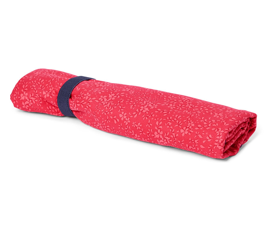 Tissu rose à motifs floraux enroulé, maintenu par un ruban bleu.