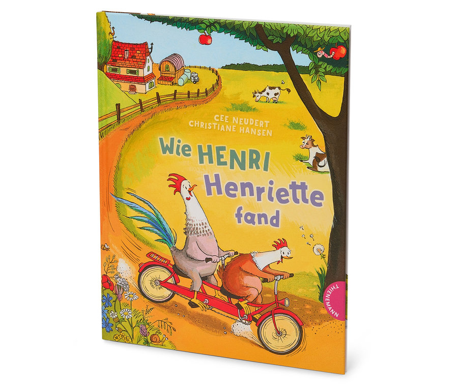 Illustration d'une couverture de livre pour enfants représentant un coq et une poule faisant du tandem devant un paysage rural.