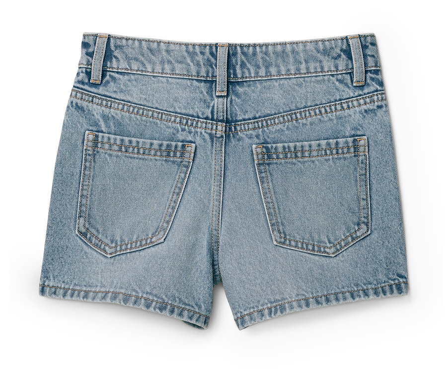 Gros plan sur l'arrière d'un short en jean bleu clair avec deux poches arrière.