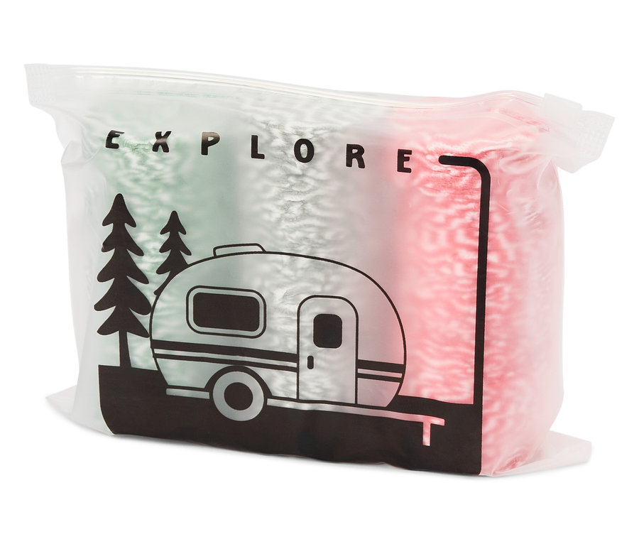 Un sac transparent contenant deux pelotes de fil rouge et verte, avec une impression noire d'une caravane et le mot EXPLORE.