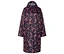 Longueur totale d'un imperméable rose à capuche avec un motif floral noir.