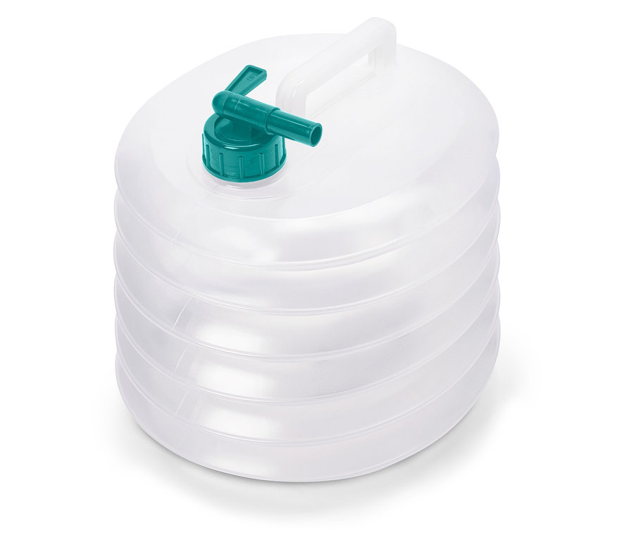 Un bidon d'eau transparent et pliable avec un robinet vert et une poignée blanche se trouve sur un fond blanc.