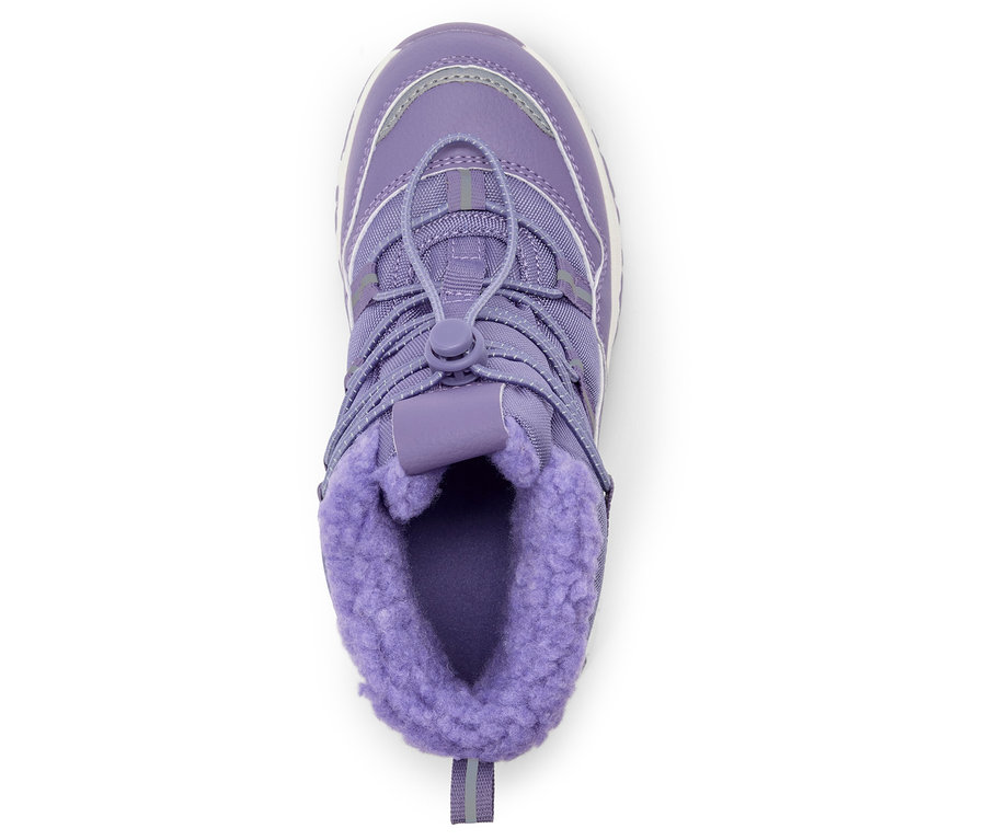 Gros plan d'une botte d'hiver violette avec des lacets et une doublure duveteuse sur fond blanc.